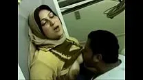 قام طبيب باكستاني بتمزيق فيديو كس الممرضة