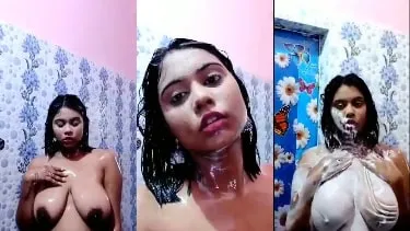 Fille indienne aux gros seins comme des ballons se baignant sensuellement vidéo nue