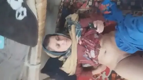 Bibi Desi Afghani mengambil video dirinya sedang menghisap ayam